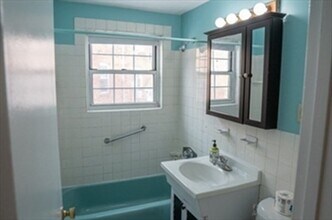 4 Colonial Village Dr, Unit 4 in Arlington, MA - Foto de edificio - Building Photo