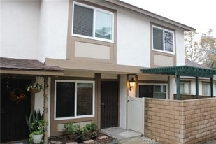 5478 E Willow Woods Ln in Anaheim, CA - Building Photo