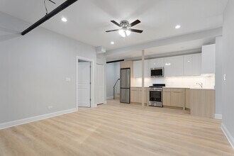 7381 N Damen Ave in Chicago, IL - Foto de edificio - Building Photo