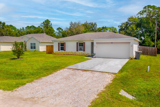 8950 100th Ct in Vero Beach, FL - Foto de edificio - Building Photo