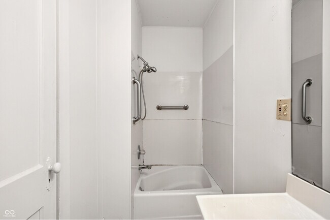 930 7th St, Unit C in Columbus, IN - Foto de edificio - Building Photo