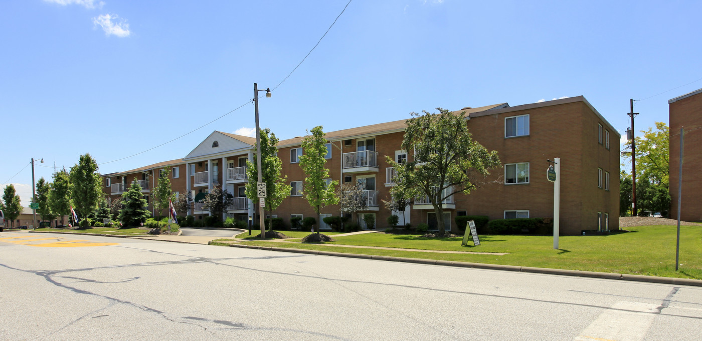 Executive Club in Woodmere, OH - Building Photo