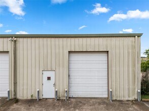 8019 Farm to Market 517 Rd W in Dickinson, TX - Building Photo - Building Photo