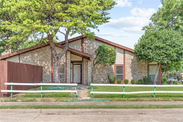 2126 Auburn Dr in Richardson, TX - Building Photo