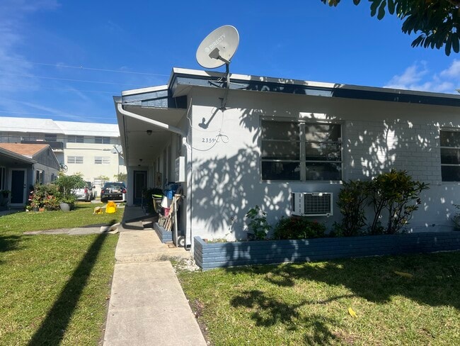 2359 NE 172nd St, Unit 2 in North Miami Beach, FL - Building Photo - Building Photo