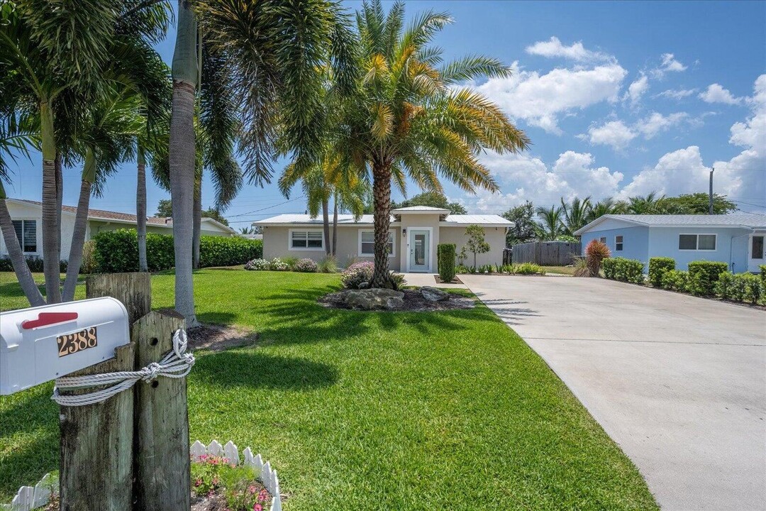 2388 E Edgewater Dr in Palm Beach Gardens, FL - Foto de edificio