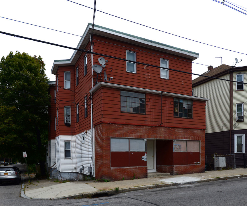 645 Douglas Ave in Providence, RI - Foto de edificio