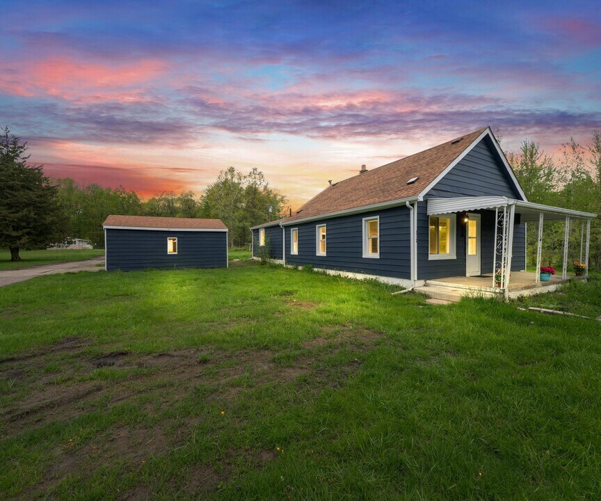 24108 Martinsville Rd in Belleville, MI - Building Photo