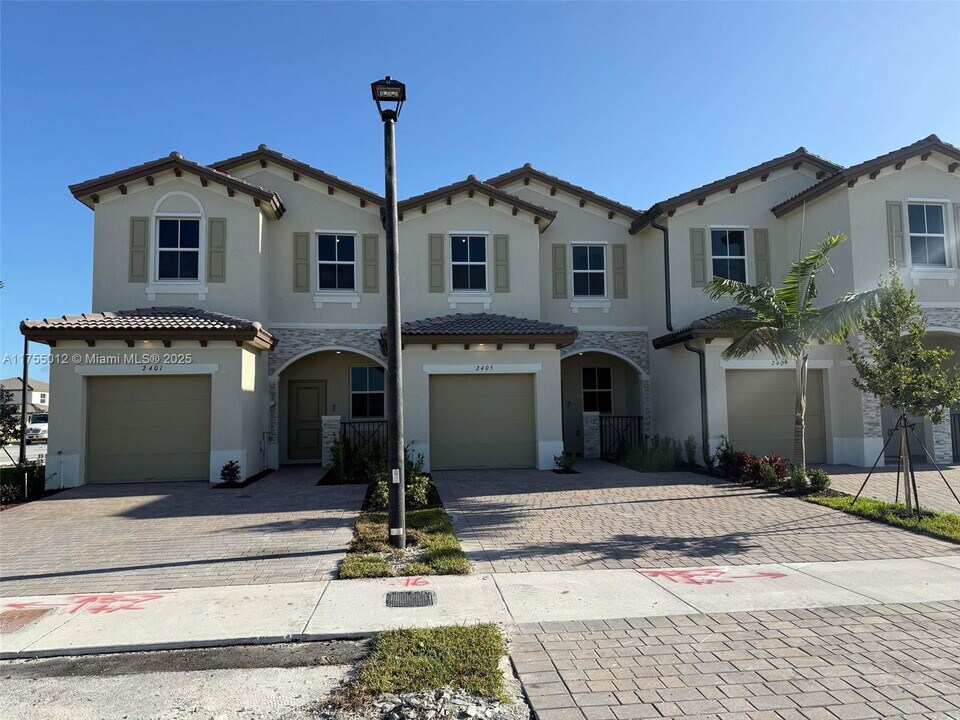 2405 SE 28th Ct in Homestead, FL - Foto de edificio