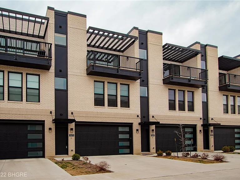 1371 Keosauqua Way in Des Moines, IA - Building Photo