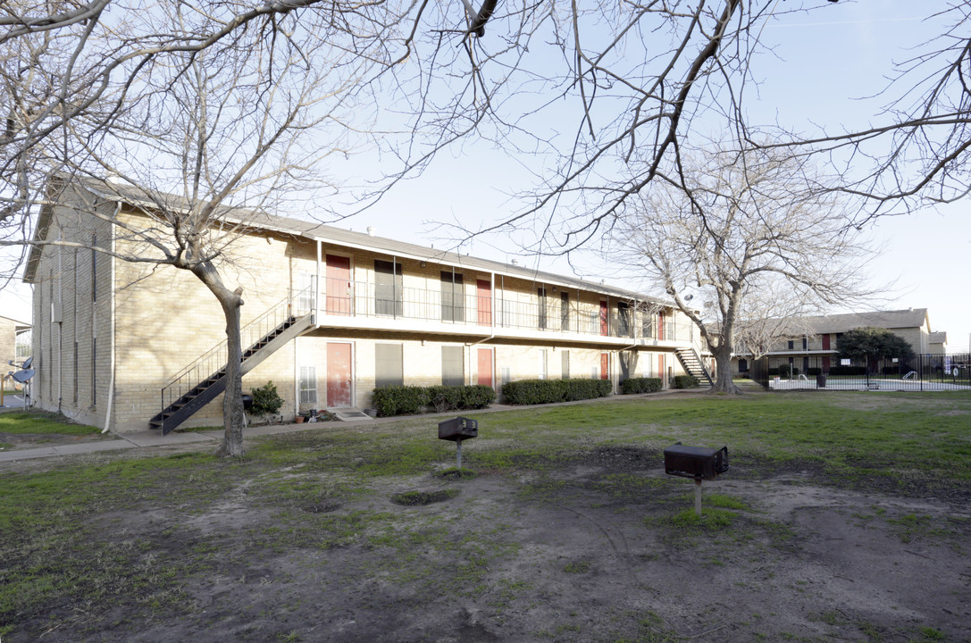 Bridle Path Apartments in Dallas, TX - Building Photo