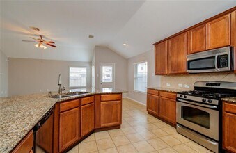 5003 Riverbridge Ct in Spring, TX - Foto de edificio - Building Photo