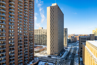 The River Towers Condominium in Minneapolis, MN - Building Photo - Building Photo