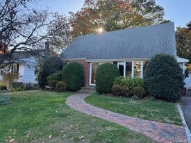 27 9th St in Locust Valley, NY - Building Photo