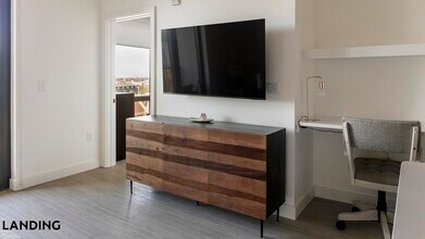 1007 S Mint St, Unit 720 in Charlotte, NC - Building Photo - Building Photo