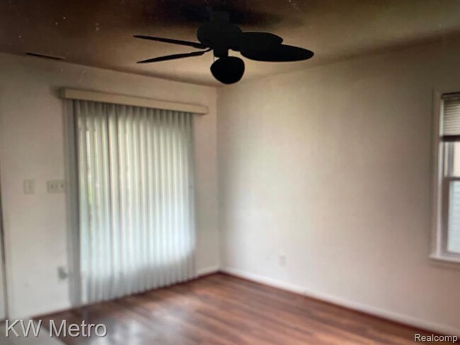 135 E Hudson Ave in Madison Heights, MI - Building Photo - Building Photo