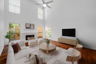 1914 Augusta Dr, Unit 25 in Houston, TX - Building Photo