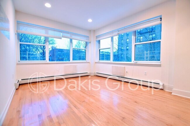 25-44-44 Crescent St