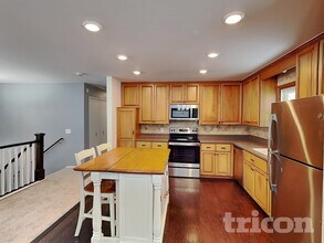 412 Harold Dr, Unit B1 in Burnsville, MN - Foto de edificio - Building Photo