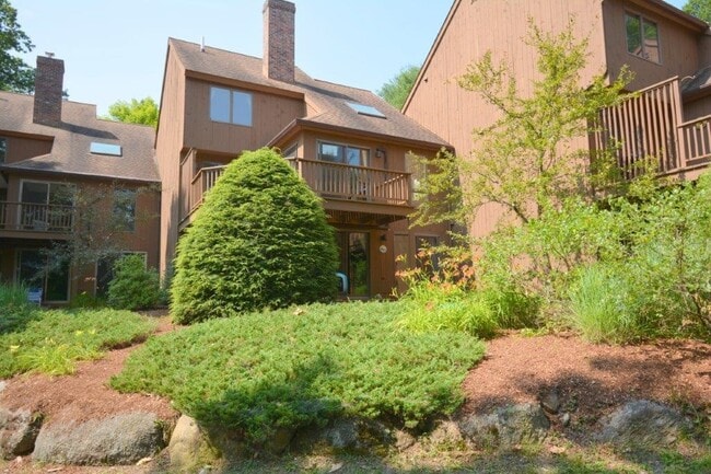 property at 3 Lakeview Pl