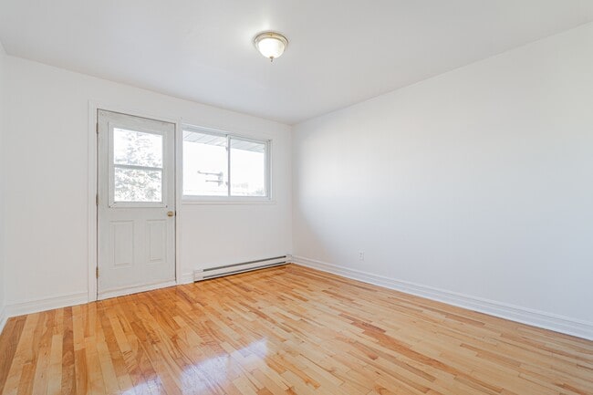 4041 Rue Forest in Montréal, QC - Building Photo - Building Photo