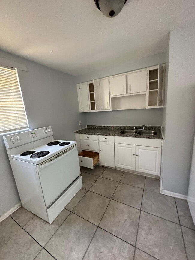 property at 1305 W 6th St