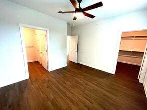 2300 N Friendship Rd in Sherman, TX - Foto de edificio - Building Photo