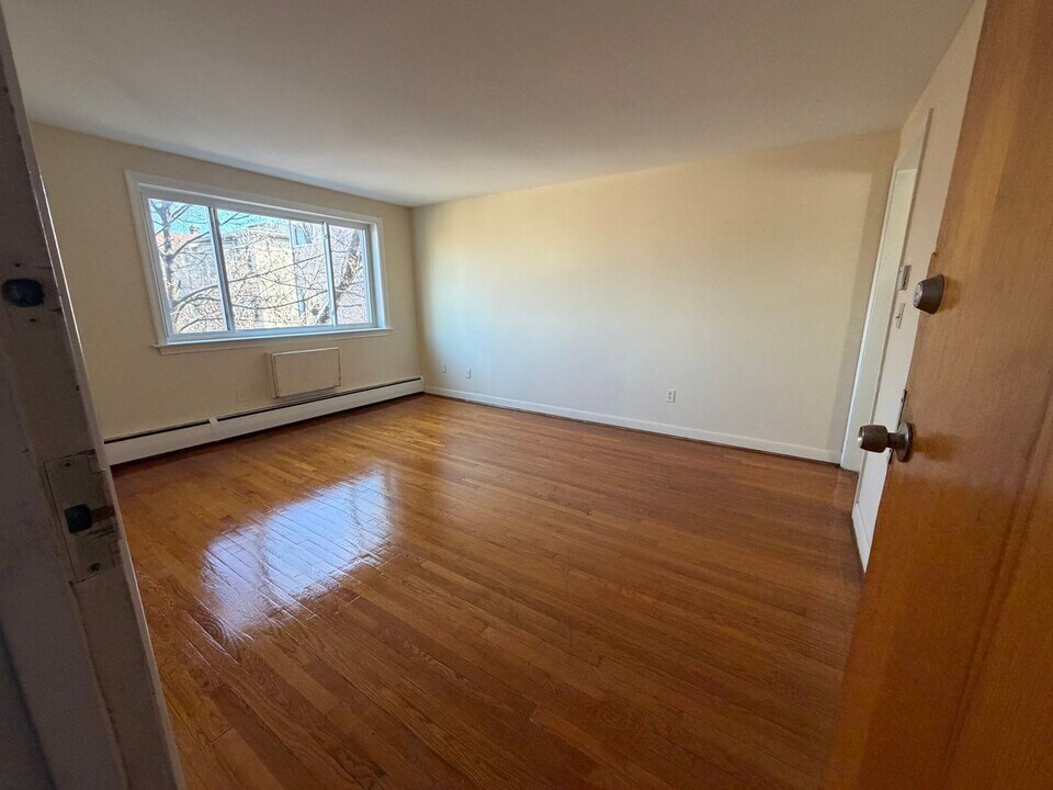 132-134-134 Adelaide St in Hartford, CT - Building Photo