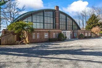 4 Elfland Ct in Oyster Bay, NY - Building Photo - Building Photo