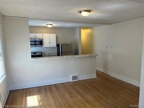 987 Beaconsfield Ave, Unit 2S in Grosse Pointe Park, MI - Building Photo - Building Photo