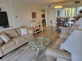 618 Bird Bay Dr S, Unit 307 in Venice, FL - Building Photo