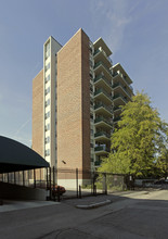 Harvard Towers in Cambridge, MA - Foto de edificio - Building Photo
