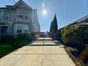 711 32nd St in Oakland, CA - Foto de edificio - Building Photo