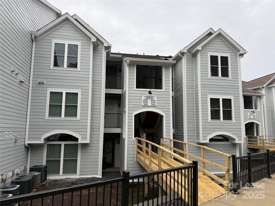 18801 Nautical Dr in Cornelius, NC - Building Photo