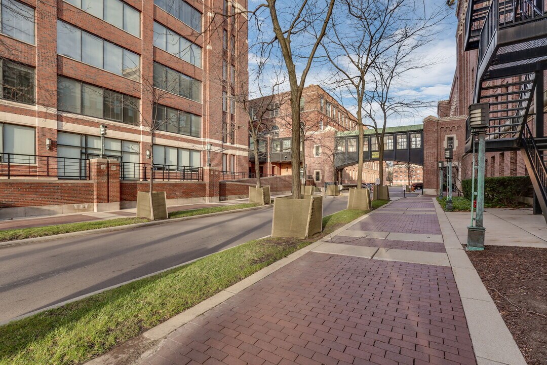 200 River Place Dr, Unit Apt 9 in Detroit, MI - Foto de edificio