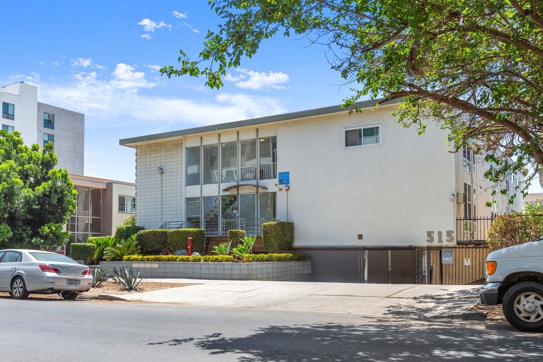 Welcome Home || Apply Now || Newly Remodeled in Los Angeles, CA - Foto de edificio