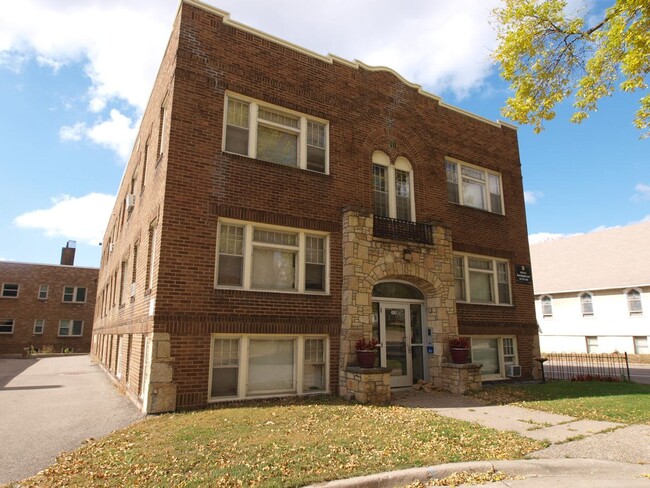 1118 Lowry Ave NE in Minneapolis, MN - Building Photo - Interior Photo