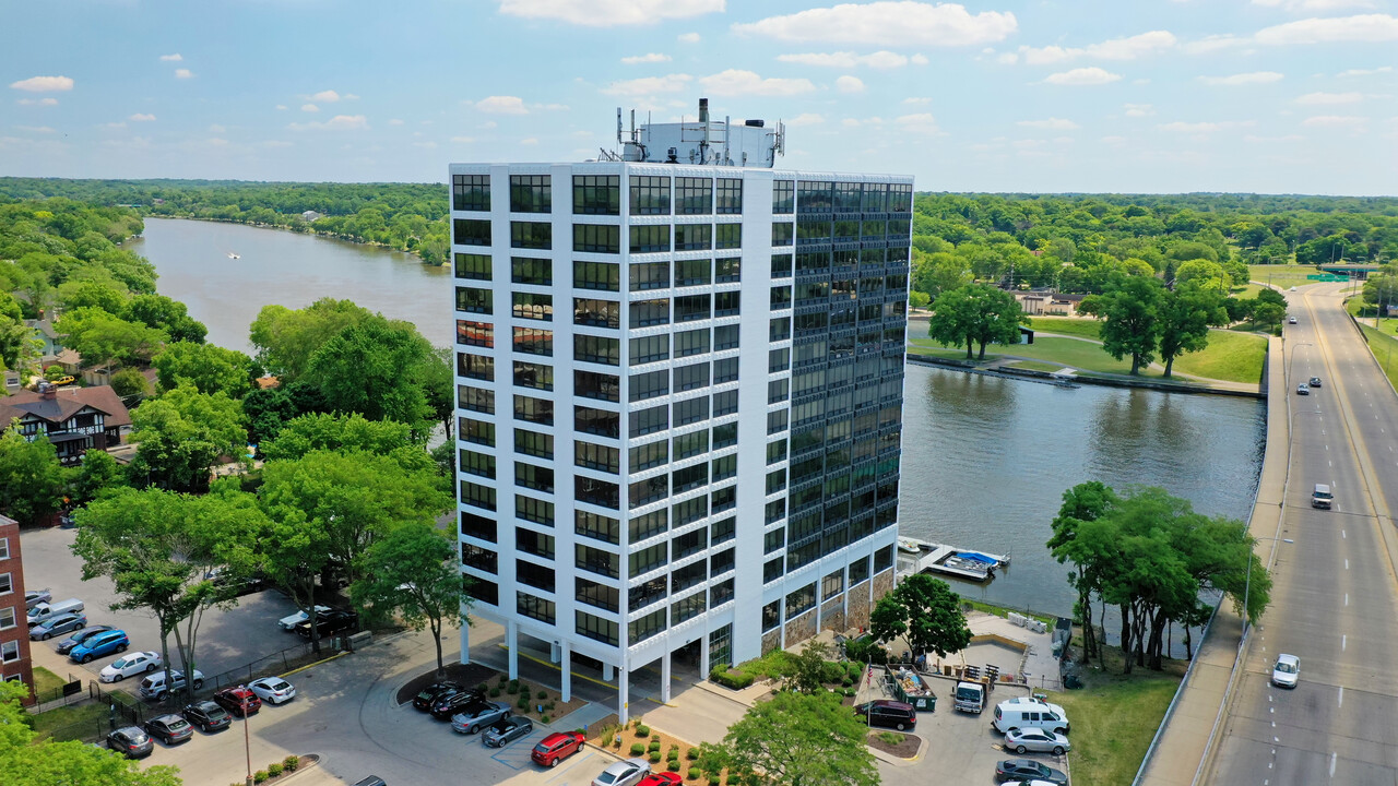 Rock River Tower Apartments in Rockford, IL - Building Photo