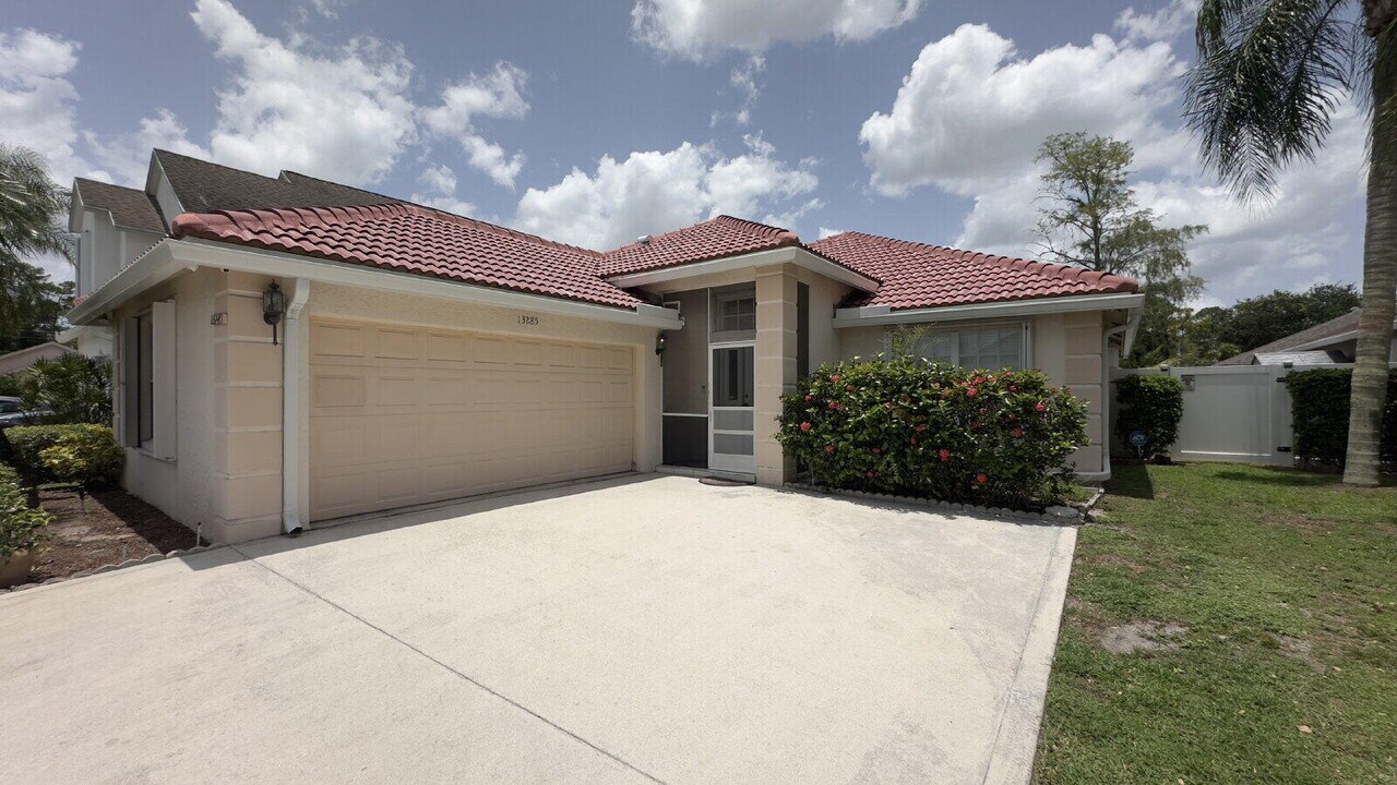 13285 Opal Ln in Wellington, FL - Building Photo