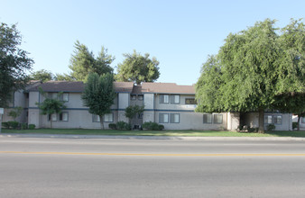 Orchard Manor Apartments in Orosi, CA - Building Photo - Building Photo