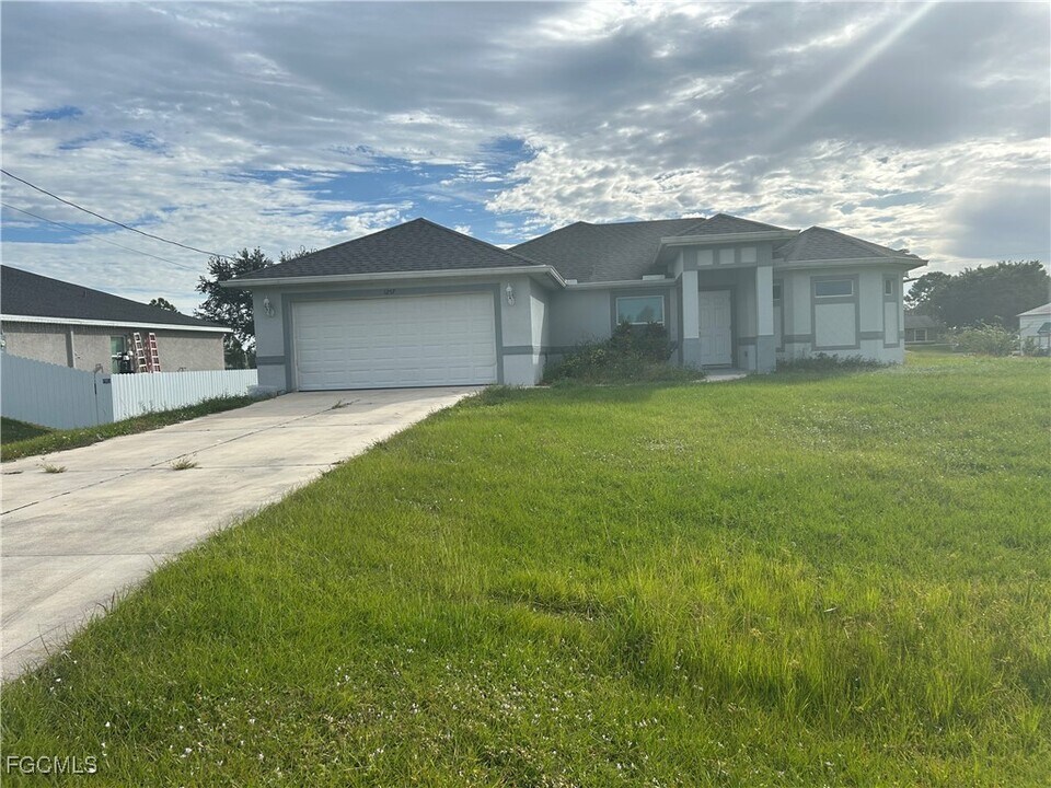 1257 Columbus Blvd in Ft. Myers, FL - Building Photo