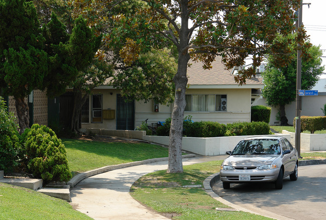 1530 E Locust Ave in Orange, CA - Building Photo - Building Photo