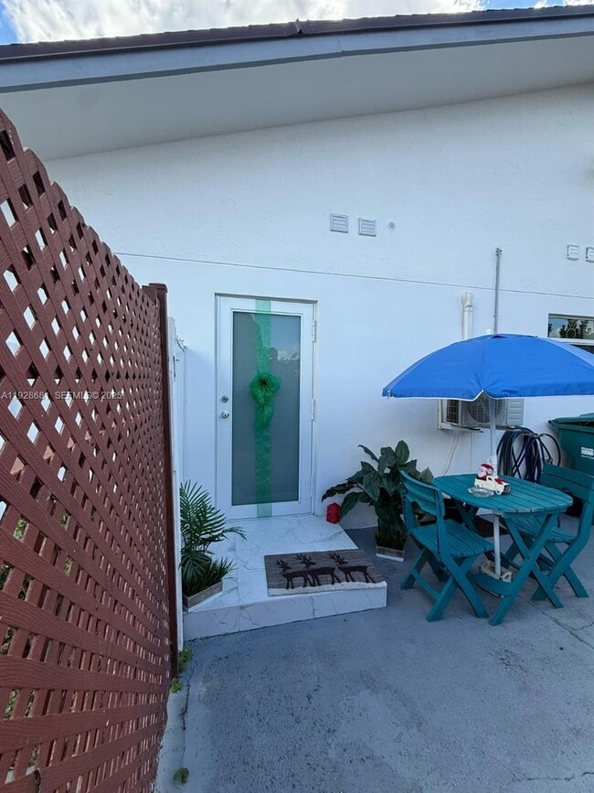 2410 SW 143rd Ct in Miami, FL - Building Photo - Building Photo