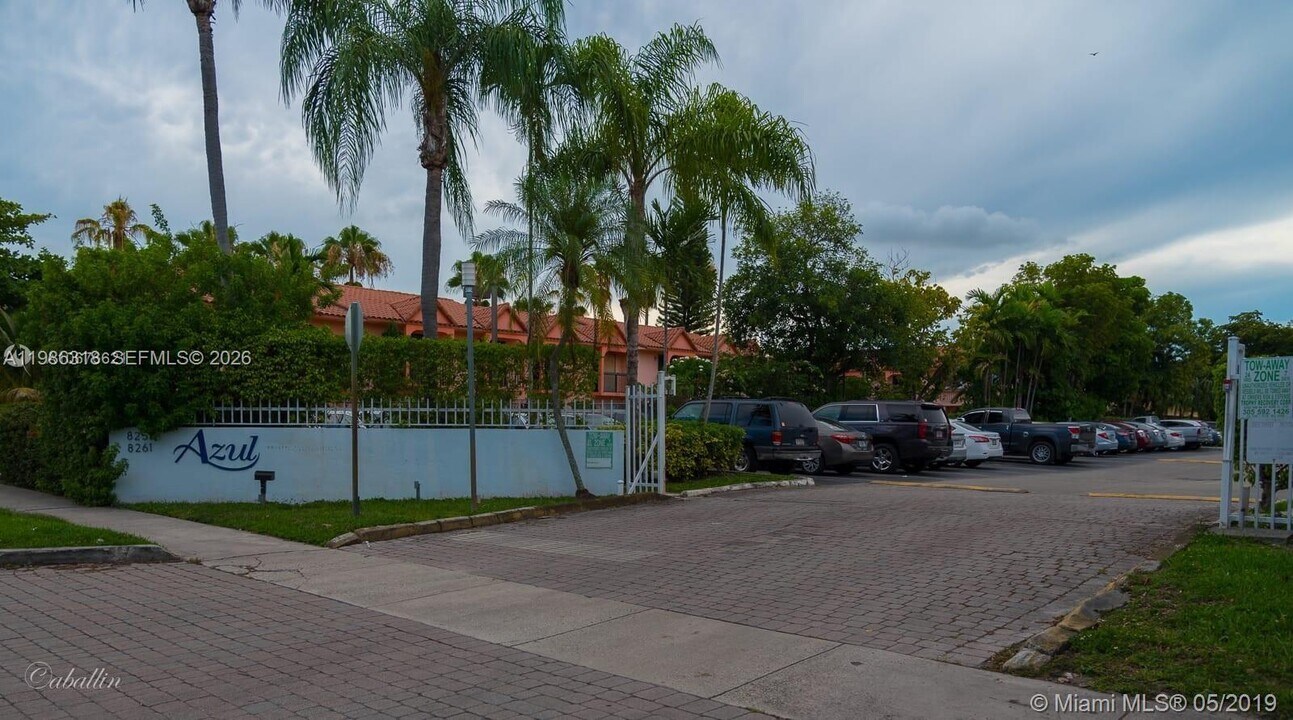 8261 NW 8th St in Miami, FL - Building Photo