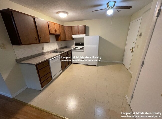 39 Dinan Dr, Unit 19 in Gardner, MA - Foto de edificio - Building Photo