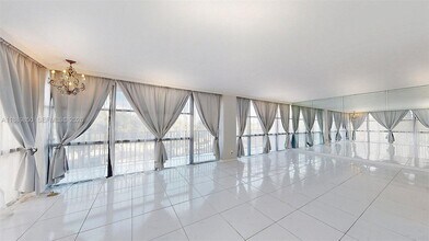 1000 Parkview Dr in Hallandale Beach, FL - Building Photo - Building Photo