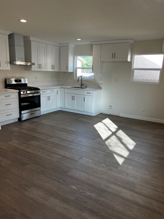 636 E 87th St in Los Angeles, CA - Building Photo