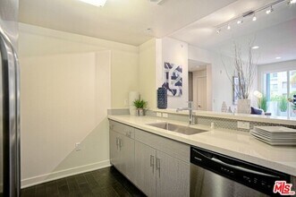 436 Virgil Ave in Los Angeles, CA - Building Photo - Building Photo