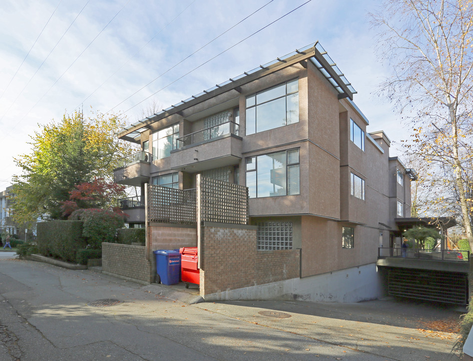 Chesterfield Place in North Vancouver, BC - Building Photo