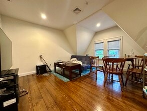 21 Bellevue St, Unit 21 in Waltham, MA - Foto de edificio - Building Photo